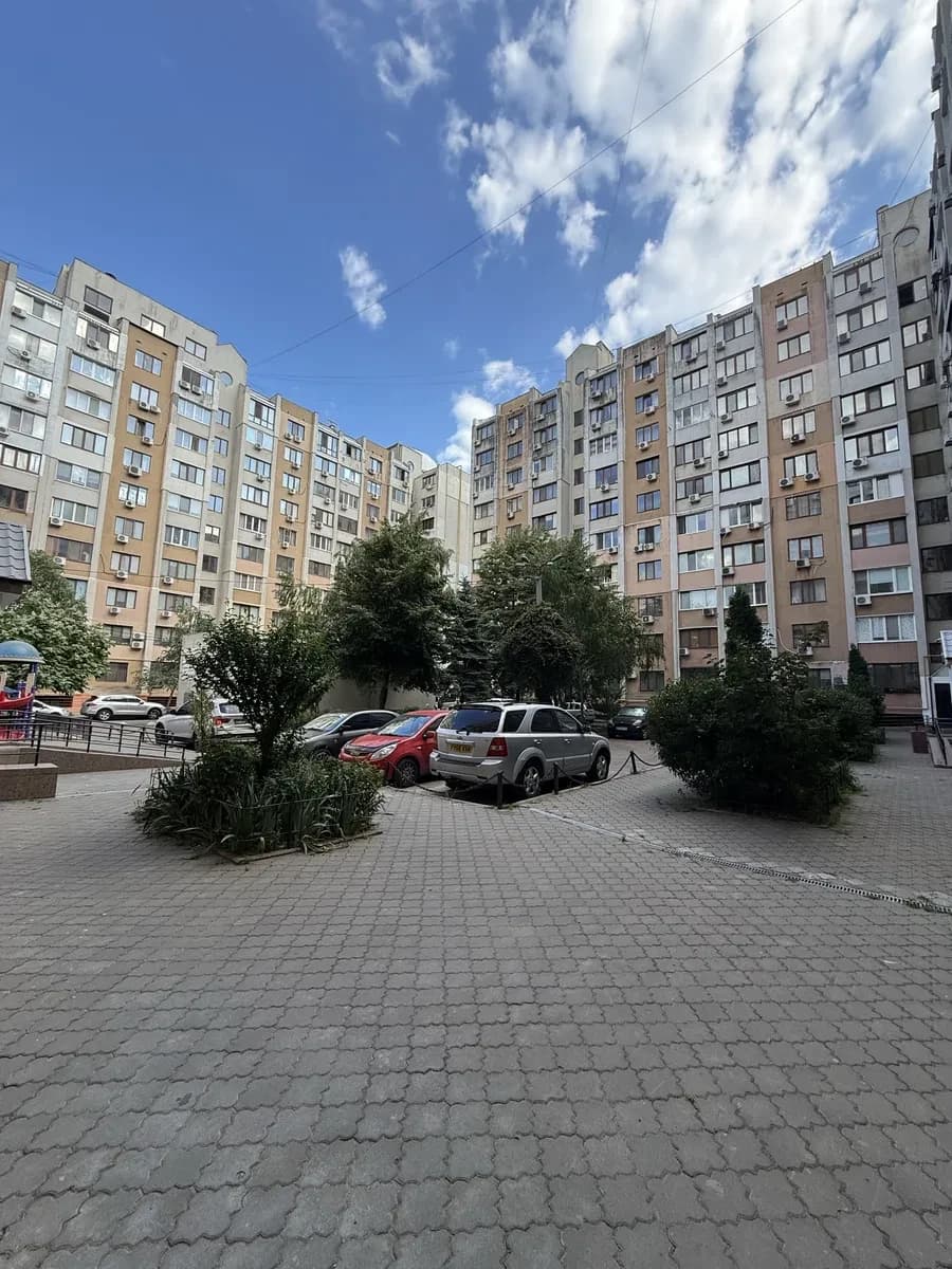 1-кімнатна квартира, Приморський: кухня-вітальня, засклена лоджія