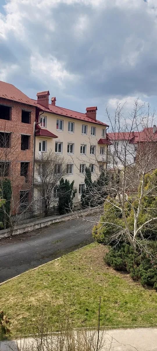 Комерційна будівля, Трускавець: 4 поверхи, центр міста, парк - фото 1