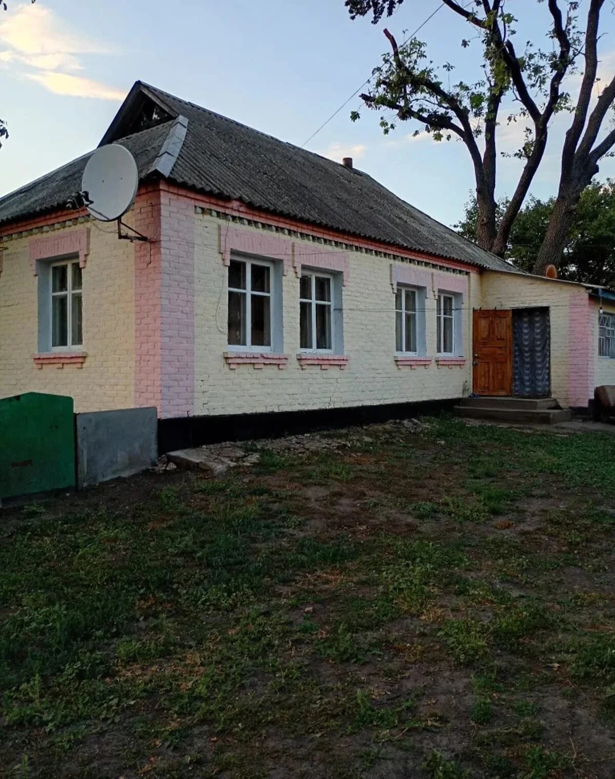 Будинок, Семенівка (Глухів): цегляні стіни, в селі