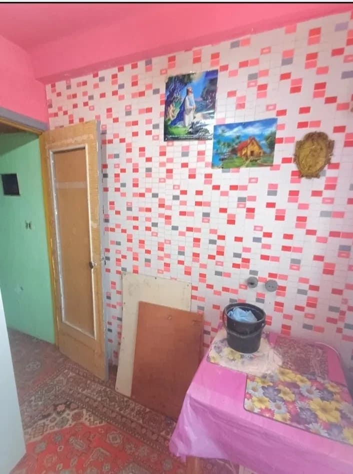 1-кімнатна квартира, Заводський: газова колонка, балкон, цегляні стіни