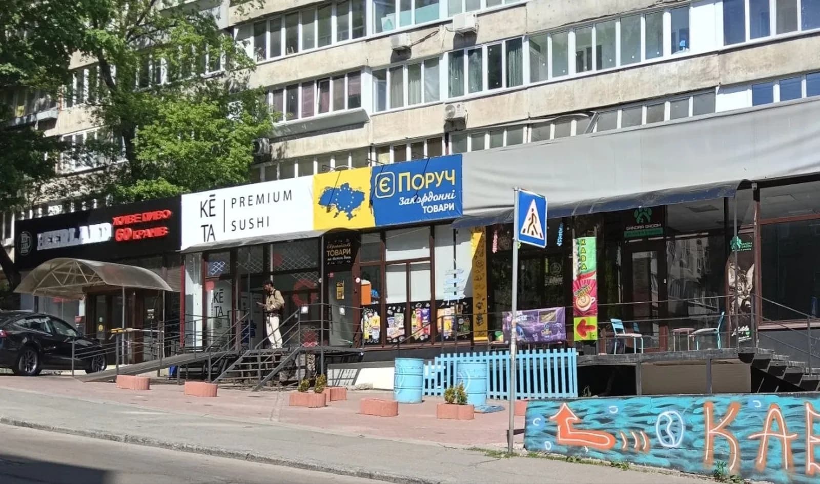 Приміщення, Шевченківський: фасадний вхід, вітрини, свіжий ремонт