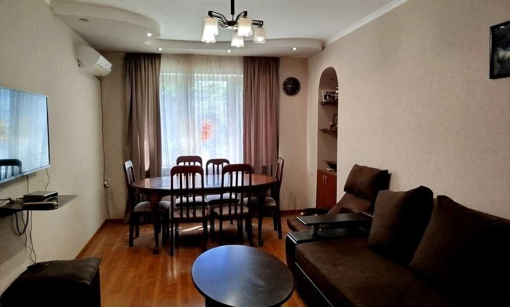 2-кімнатна квартира, Київський: свіжий ремонт, засклені балкони - фото 1
