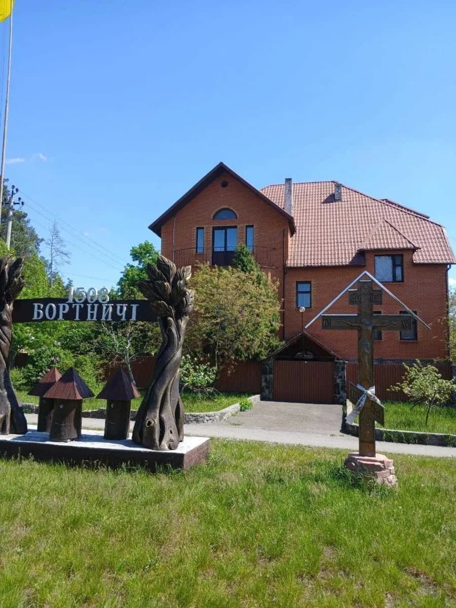 Готельний комплекс, Бортничі: 7 номерів, 2 сауни, 5 соток