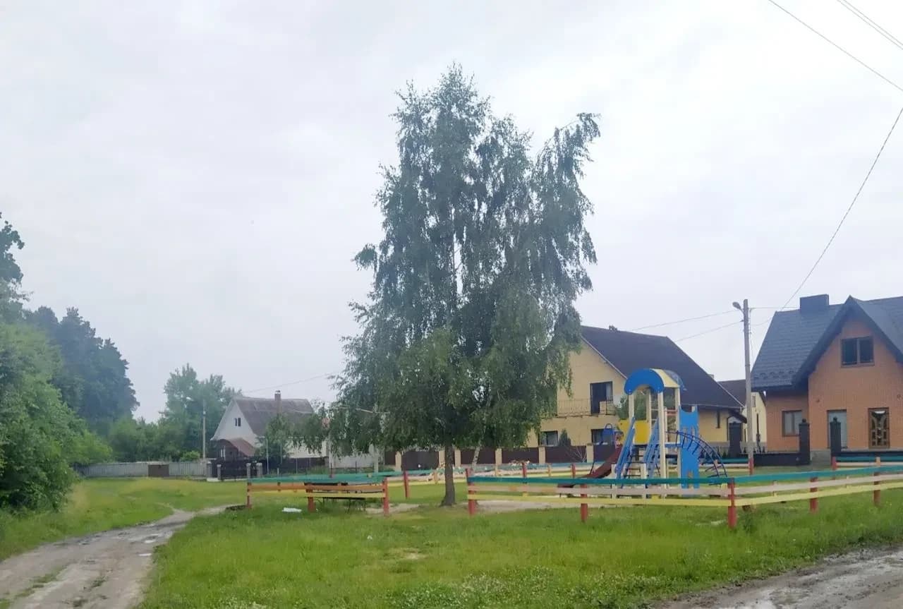 Ділянка 8 соток, Ківерці: фундамент 10×10, електрика, 2 хв від центру