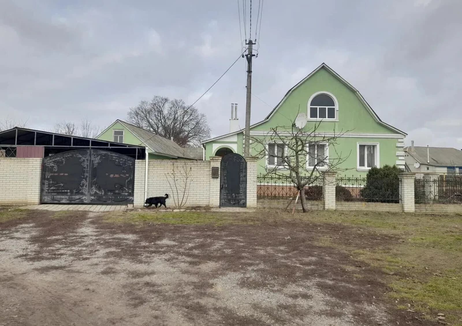 Будинок, Буринь: гараж, дизайнерське оформлення, бесідка - фото 1