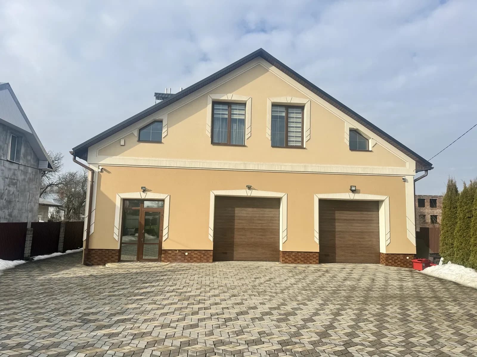 Будинок, Самбір: два окремі входи, сонячні панелі - фото 2