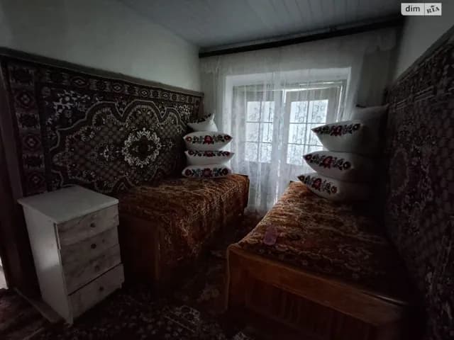 Будинок, Тайниця: 6 кімнат, цегляні стіни, металевий дах