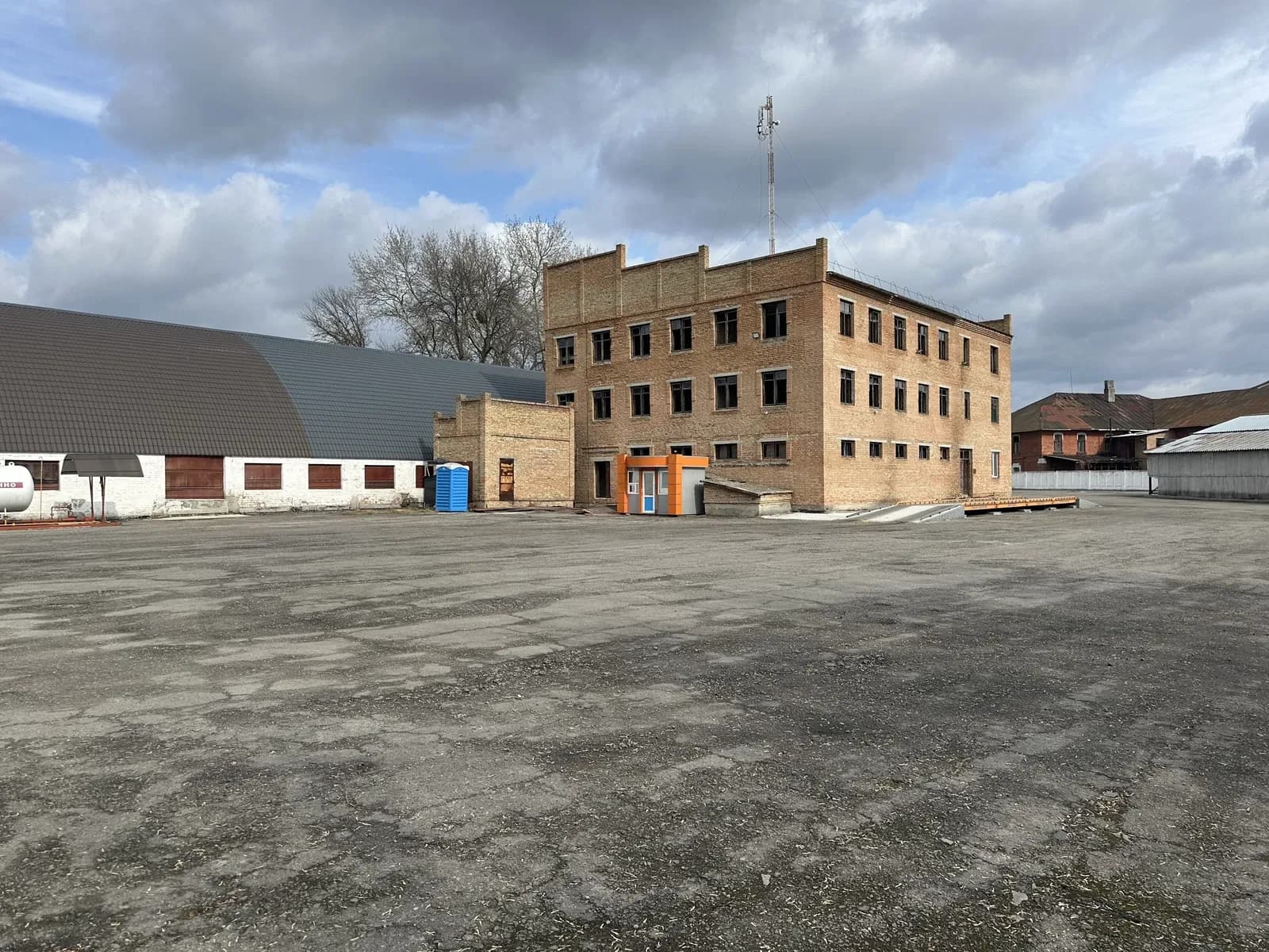 Майновий комплекс у Сквирі: склад-ангар 3000 м², центр міста - фото 4
