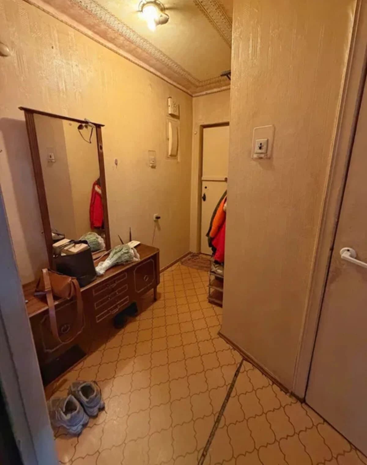 1-кімнатна квартира, Київський: цегляні стіни, балкон - фото 4