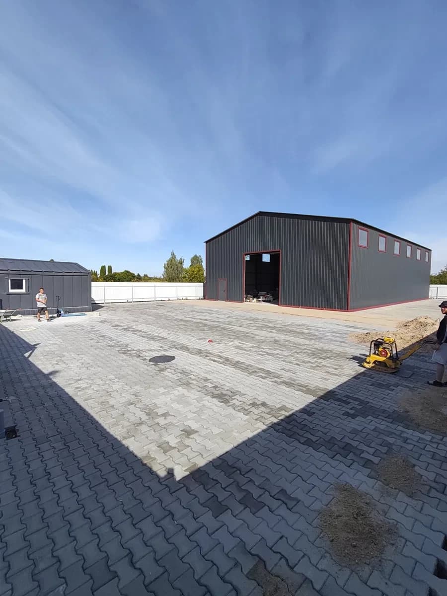 Складський комплекс, Хотів: сонячна електростанція, ангар 15 × 24 м
