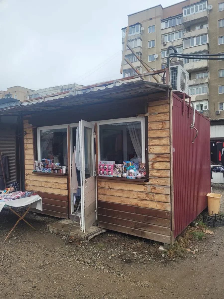 Торговий павільйон, Івано-Франківськ: два входи, робочий кондиціонер
