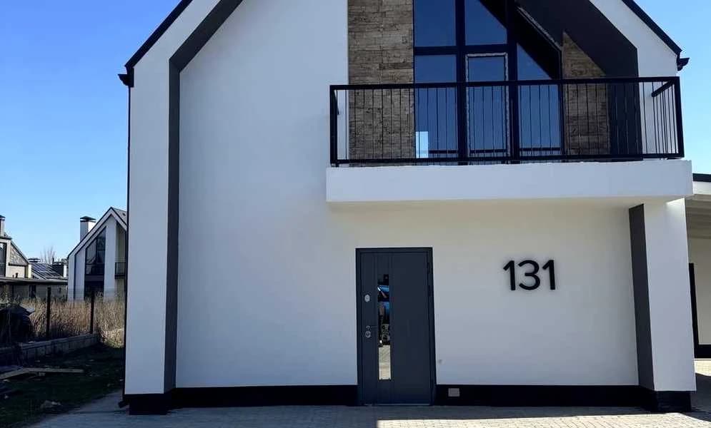 Будинок у КМ VILLAGGO: тераса 30 м², 2 паркінги, цілодобова охорона