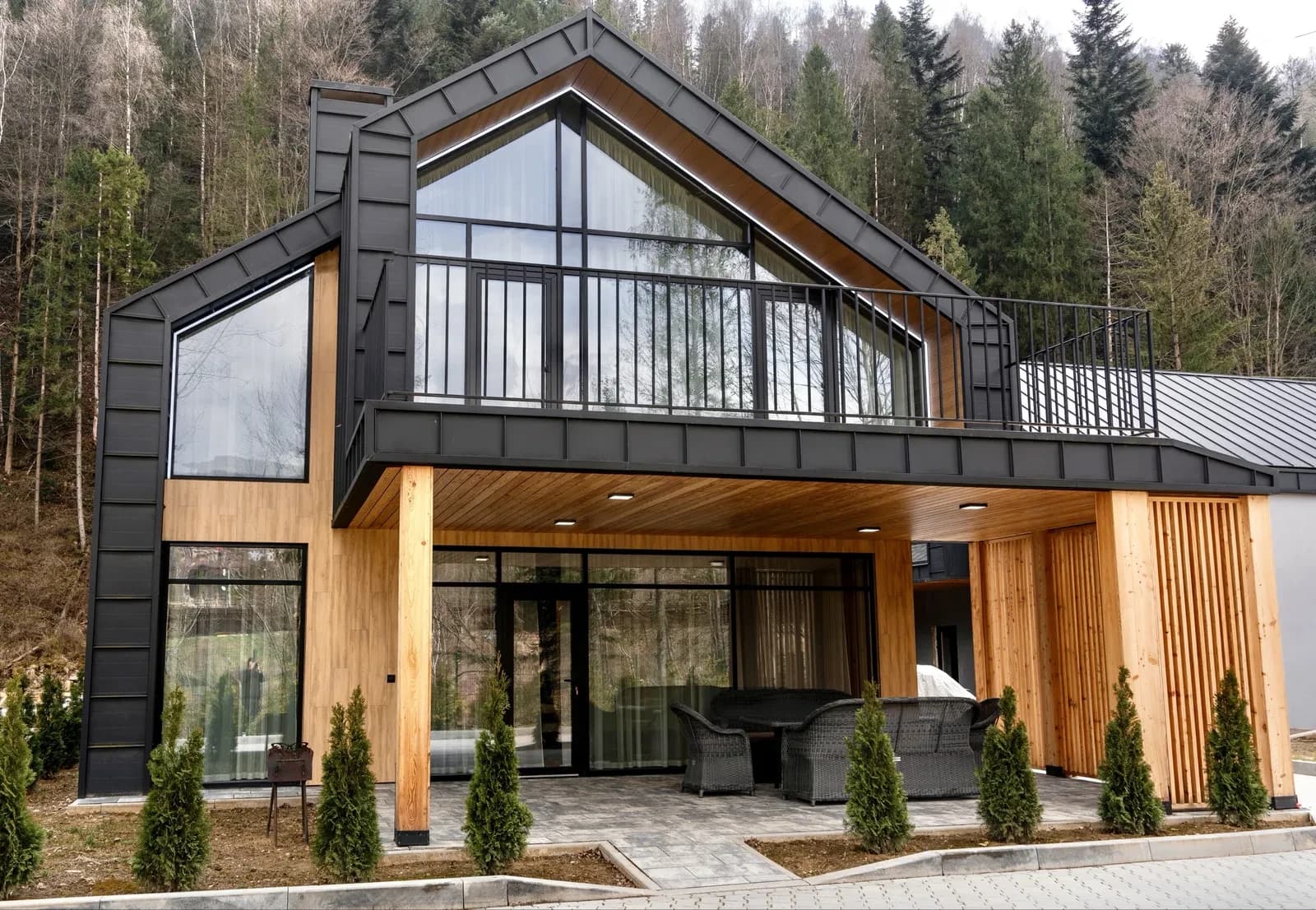 Будинок у ЖК GoldHill: дизайнерський ремонт, вид на ліс - фото 3