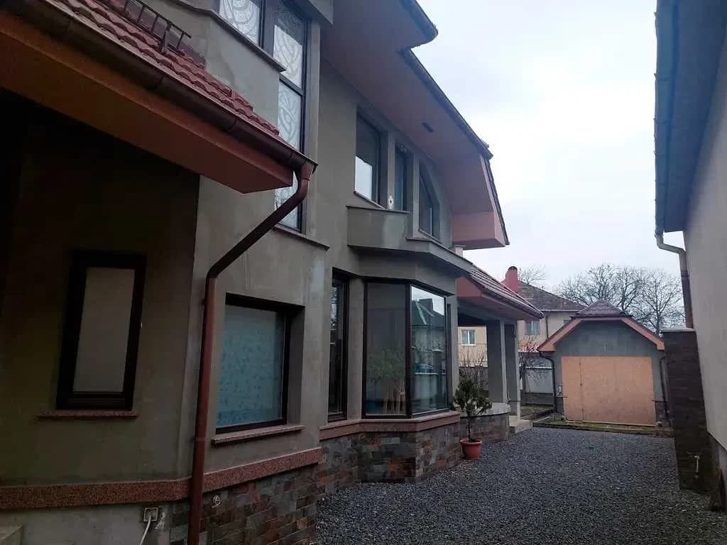 Будинок, Мукачево: авторський проєкт, гараж, 5 соток