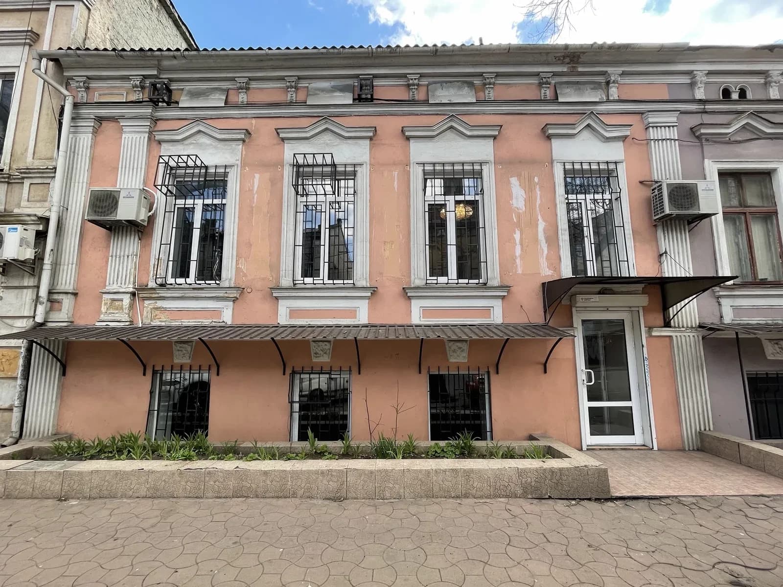 Приміщення, Приморський: фасадний вхід, два рівні, нова покрівля - фото 1
