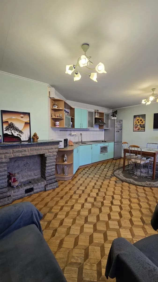 4-кімнатна квартира, Чечелівський: капітальний ремонт, кухня-студія