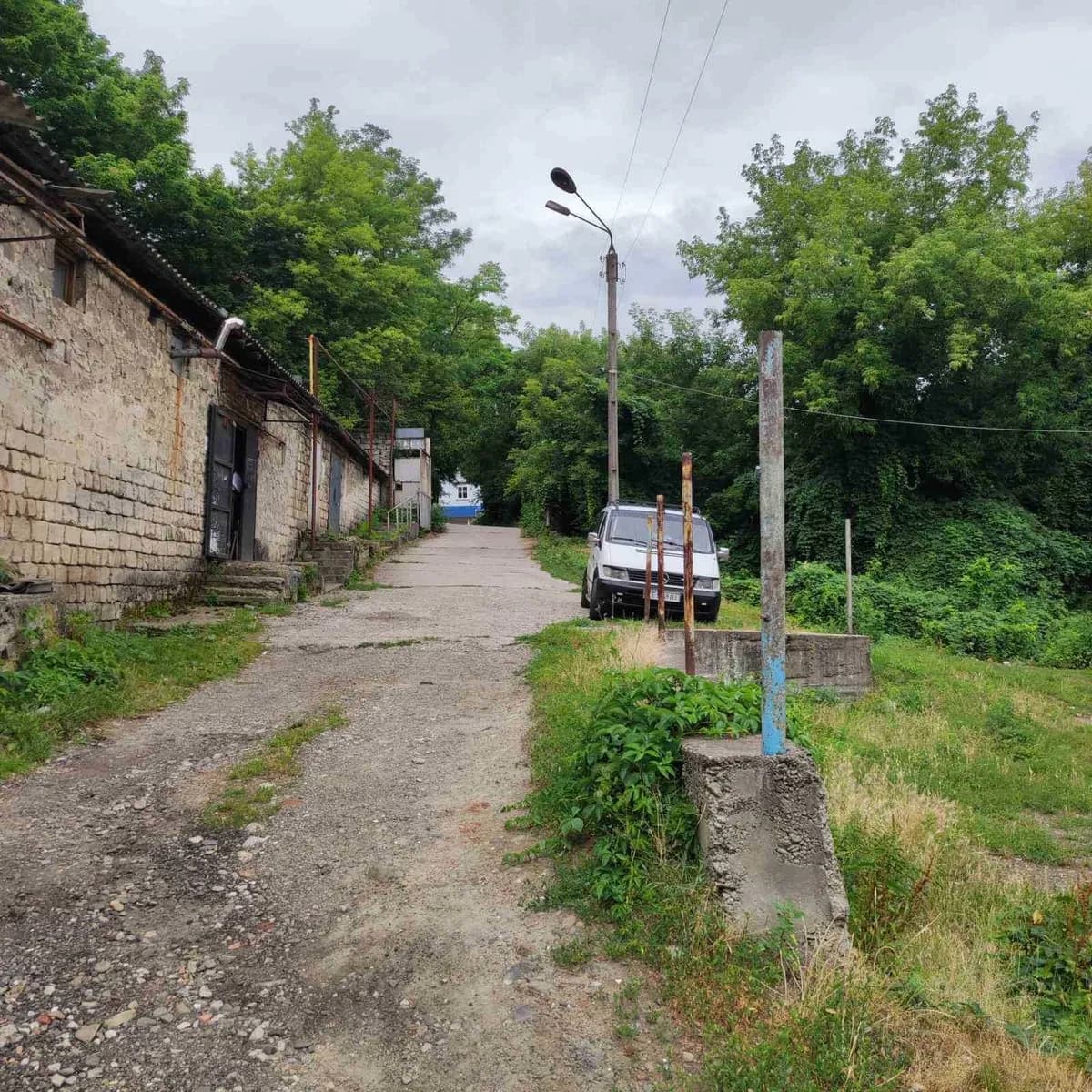 Приміщення у Чернівцях: окрема будівля, частина в оренді - фото 3