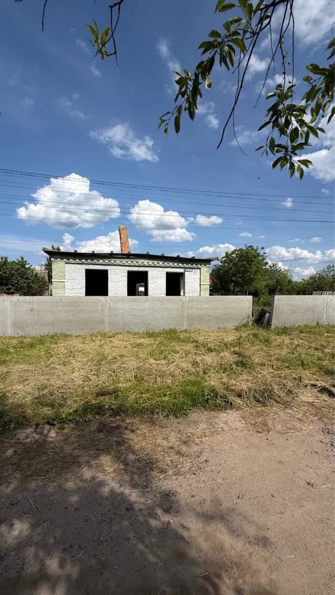 Ділянка 7 соток, Прилуки: недобудований будинок, усі комунікації - фото 1