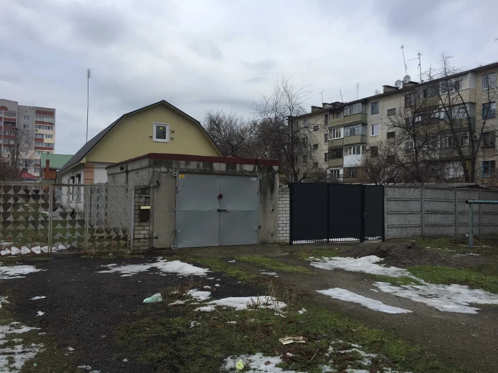 Будинок, Кременчук: дві автономні половини, гаражі, басейн