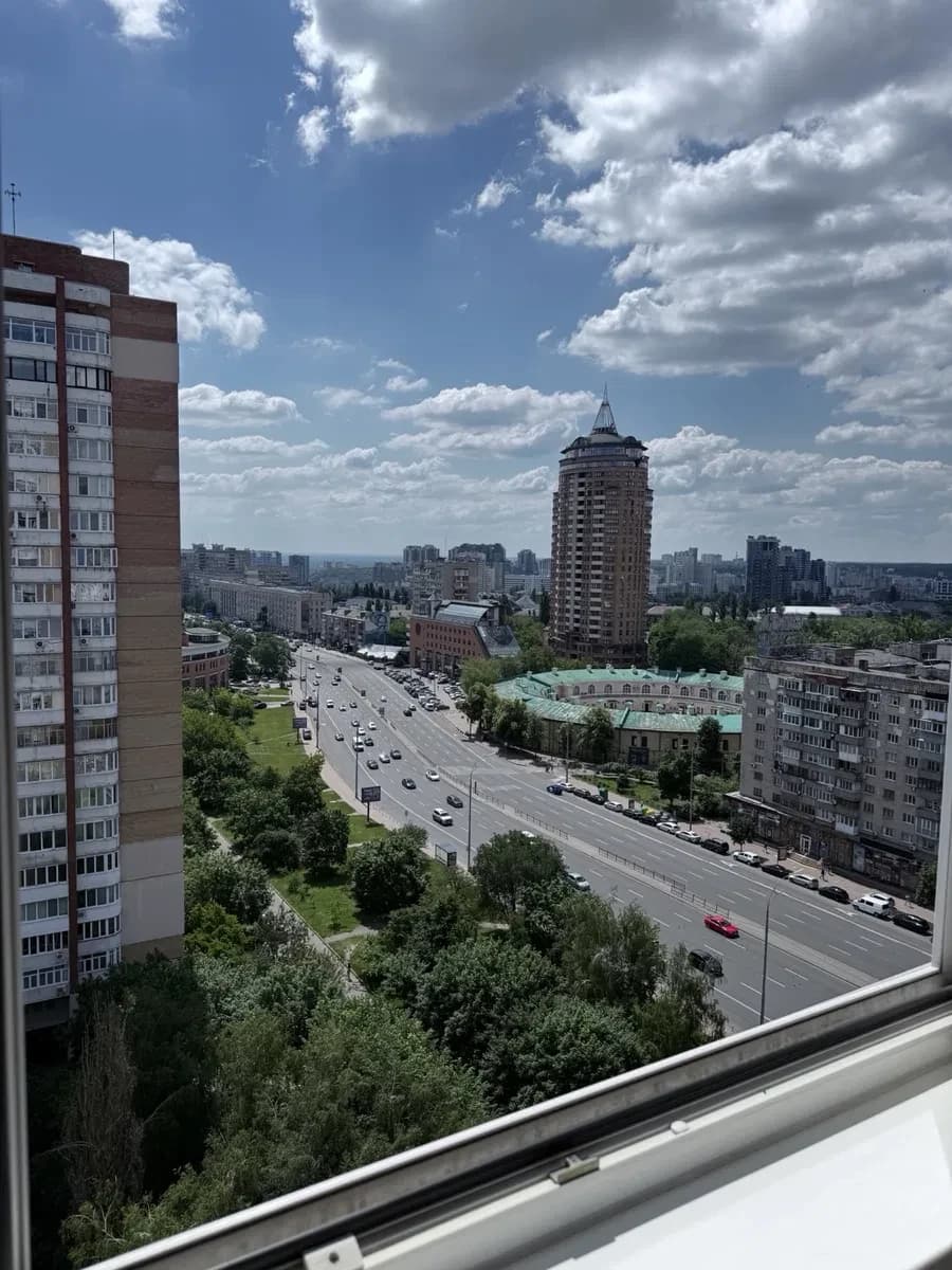 3-кімнатна квартира, Печерський: євроремонт, працює ліфт і опалення
