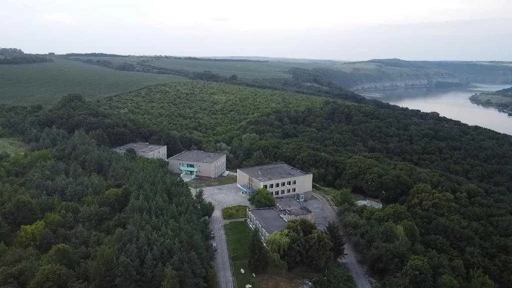 База відпочинку, Врублівці: басейн 25×10 м, 14 га