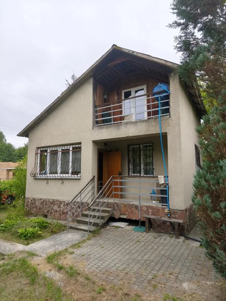 Дача, Бартатів: доглянутий сад, криниця, господарська будівля