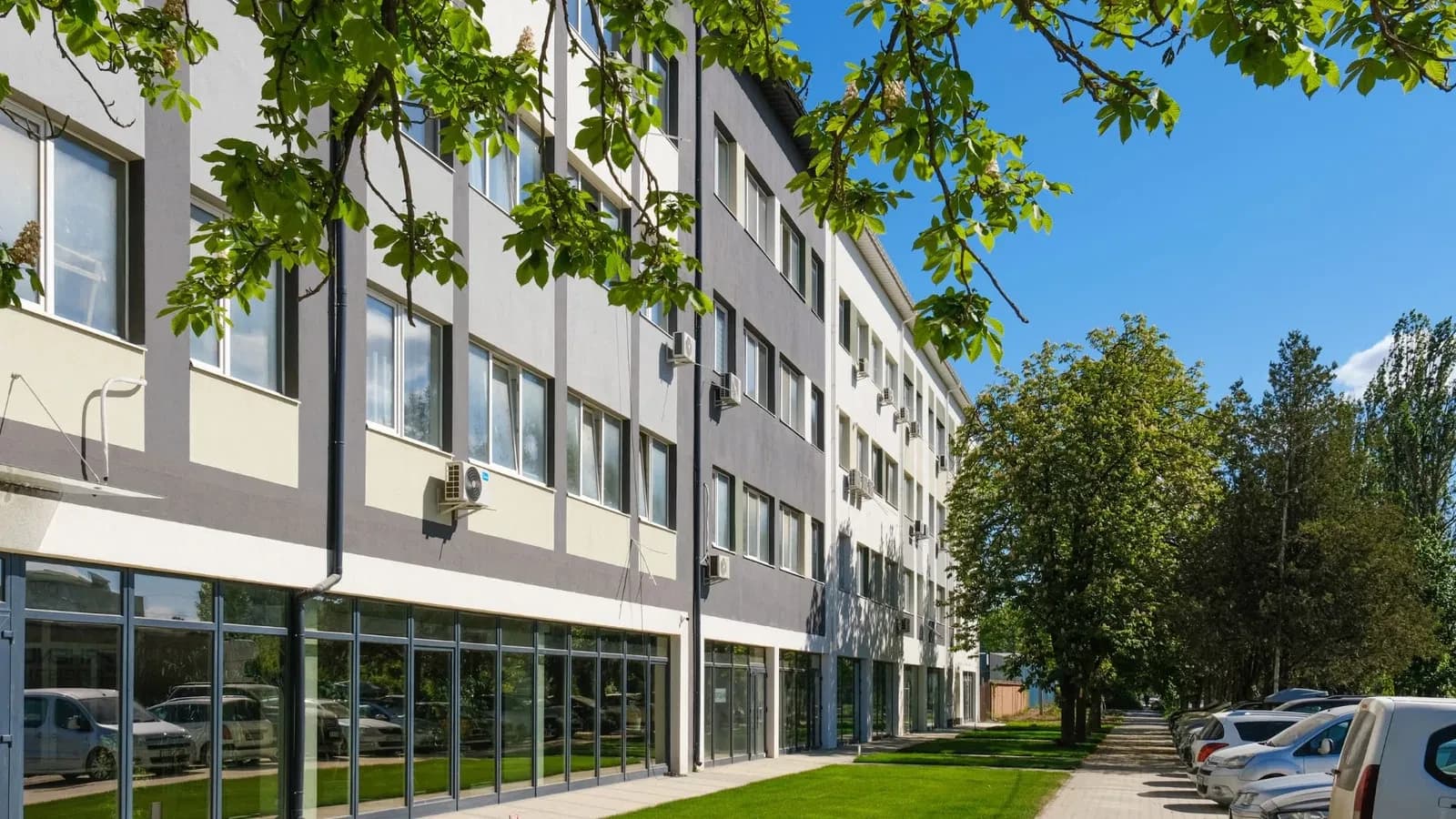 Приміщення у ЖК Тиса Renovation: фасадне, панорамні вітрини - фото 1