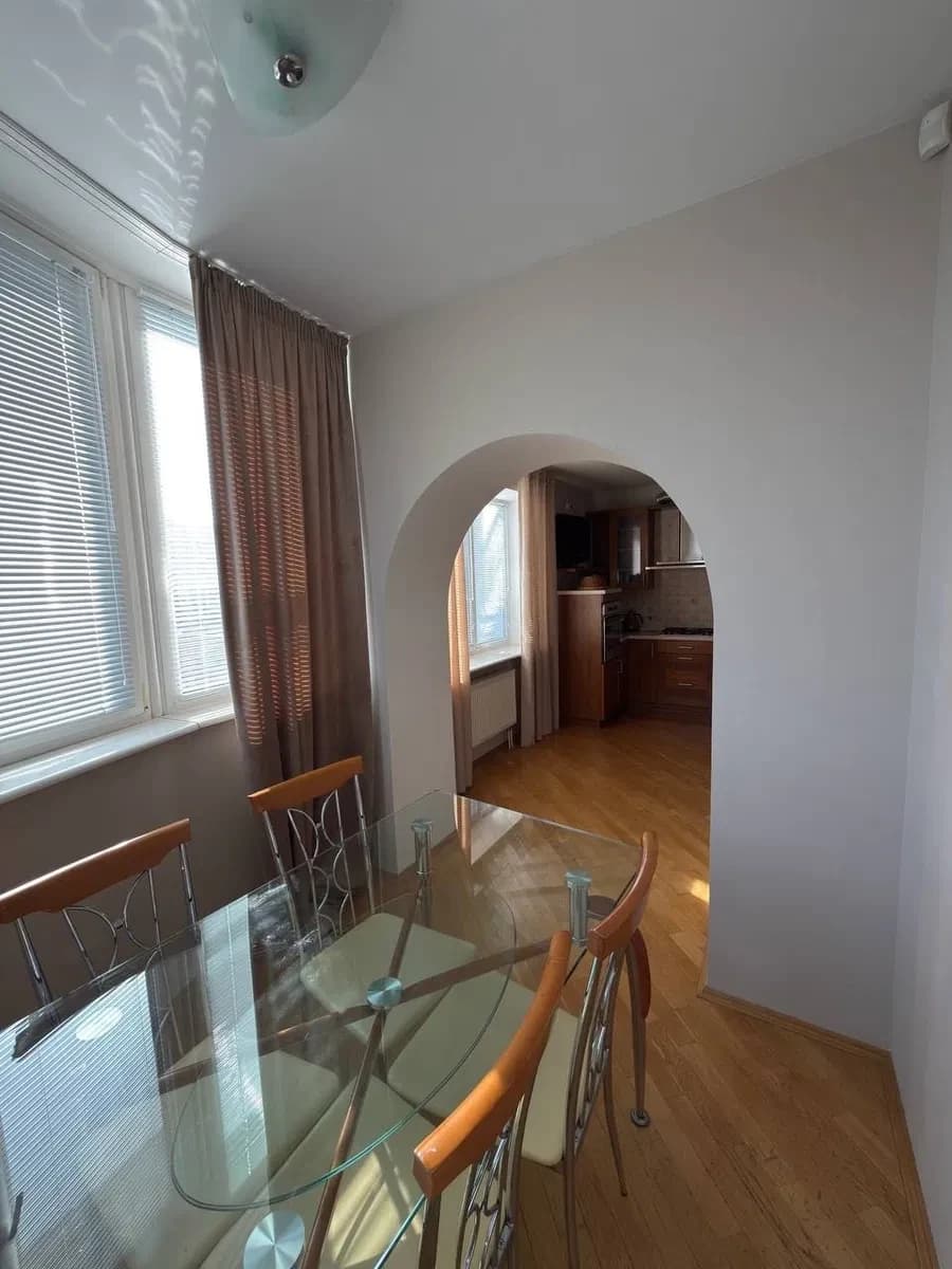 5-кімнатна квартира, Луцьк: 6-8 осіб, інфрачервона сауна, гараж - фото 3