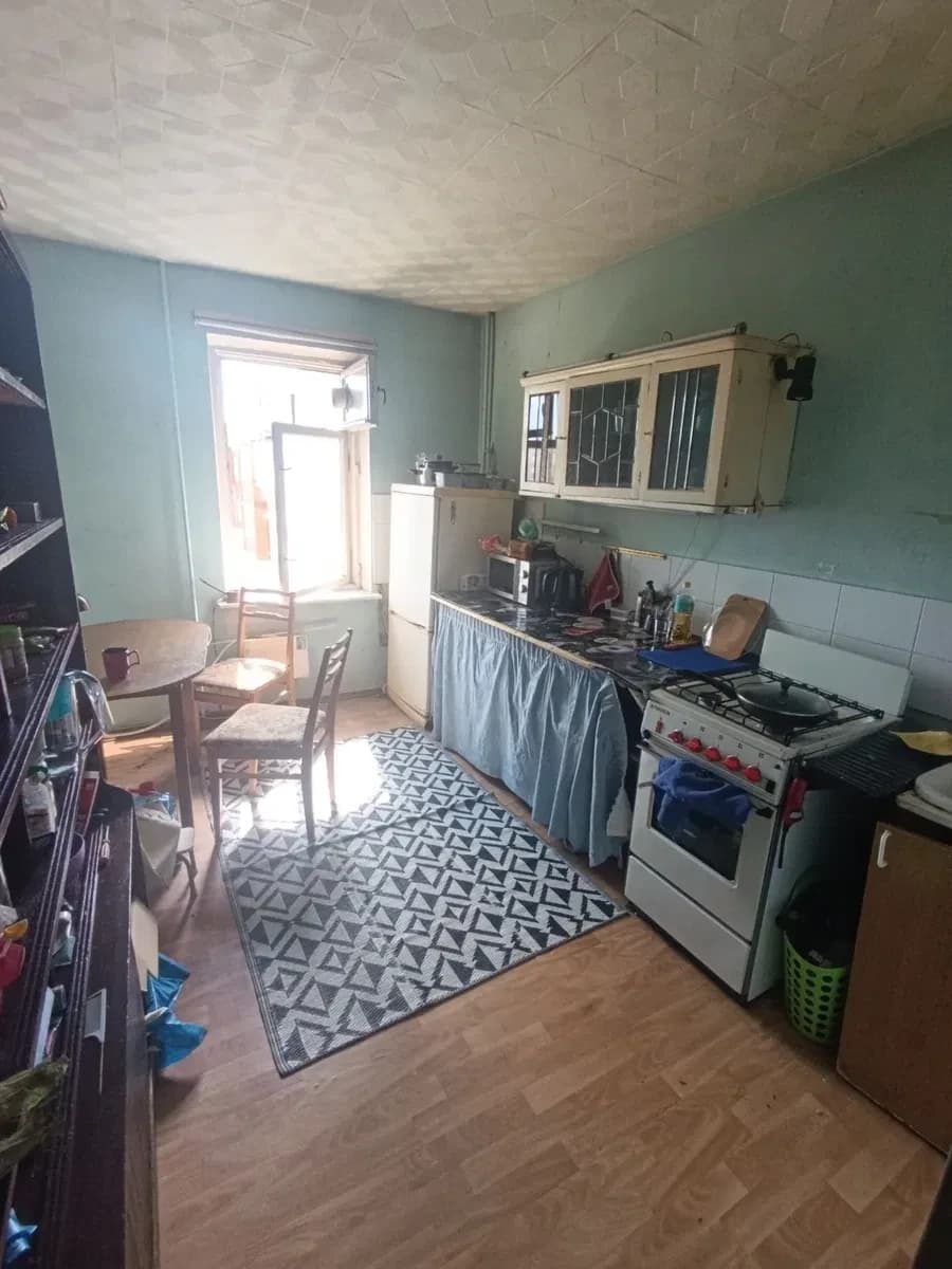 1-кімнатна квартира, Троєщина: під ремонт, засклена лоджія