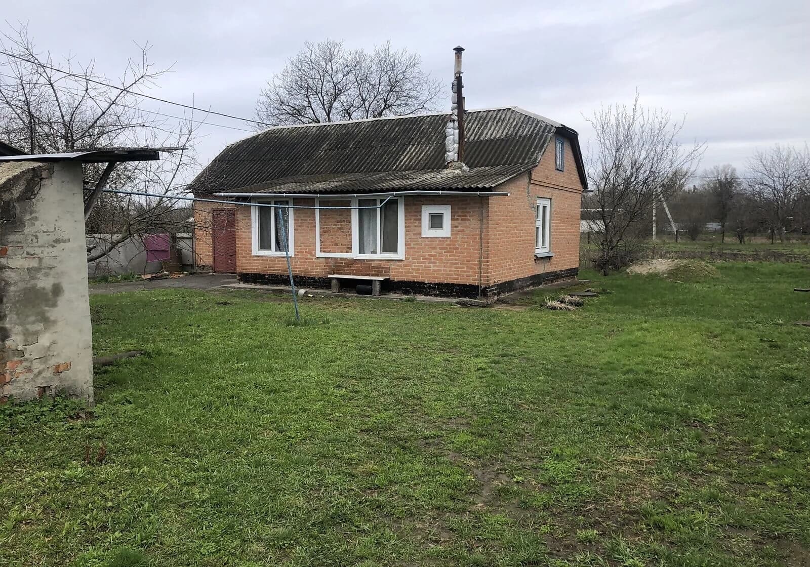 Будинок, Опішня: цегляні стіни, сарай