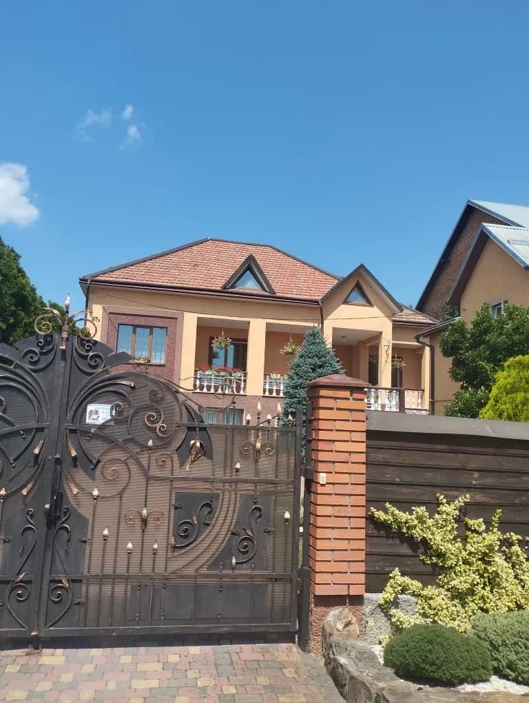 Будинок, Самбір: два будинки, хостел і гараж на два авто - фото 1