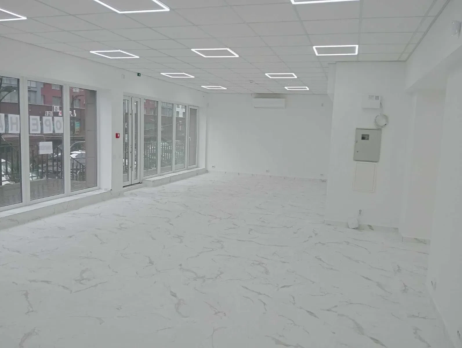 Магазин у ЖК Княгинин 44: фасадне, два входи, панорамні вікна - фото 3