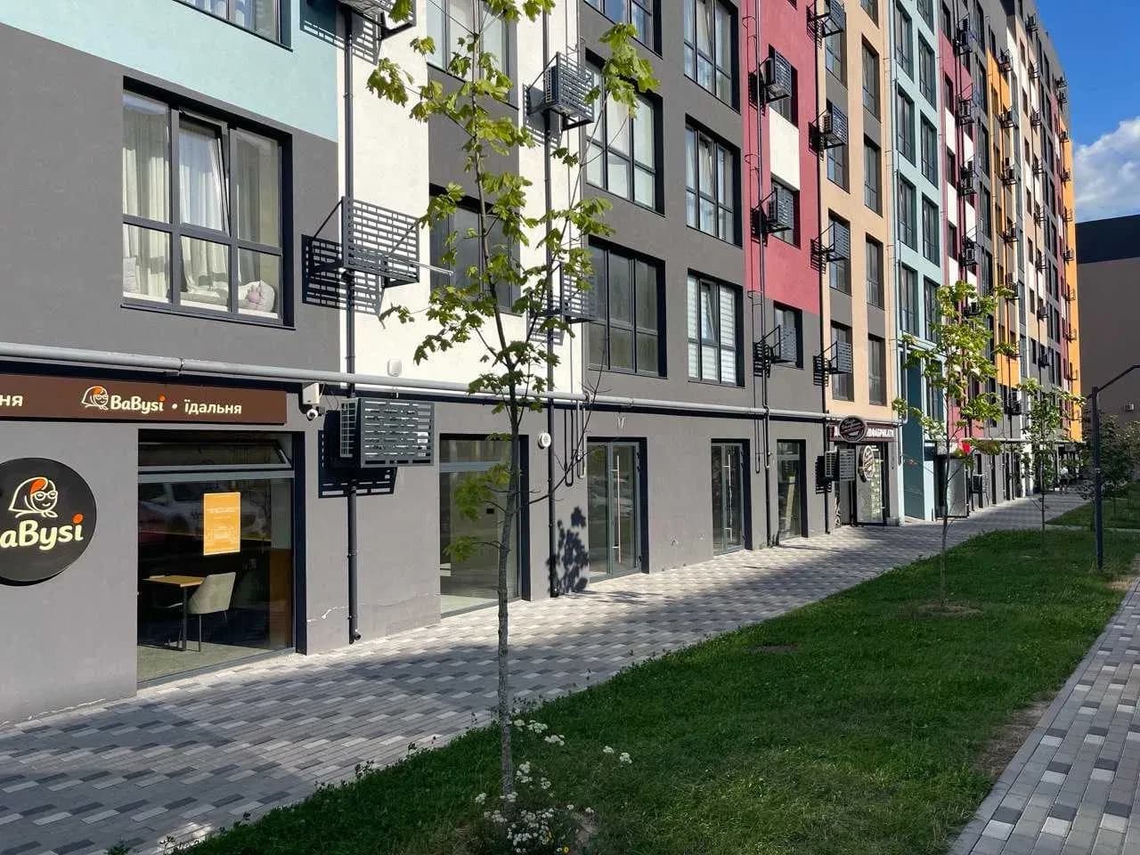 Приміщення у ЖК На Щасливому: фасадне, панорамні вікна