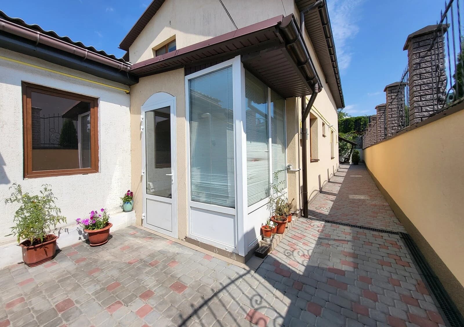 Будинок, Електромережа: веранда, бесідка, 4 спальні - фото 1