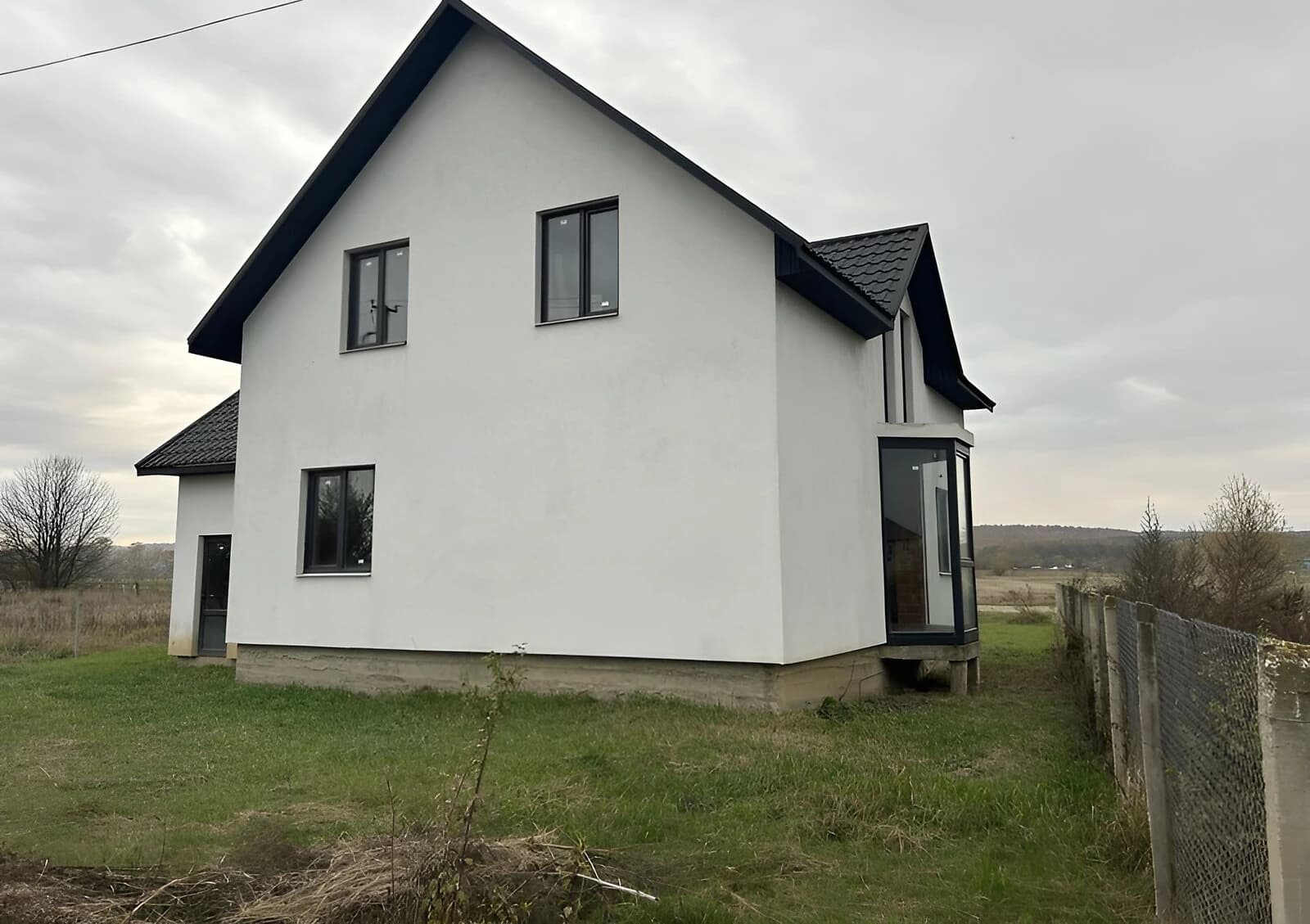 Будинок, Сторожинець: панорамні вікна, гараж у прибудові, криниця - фото 5