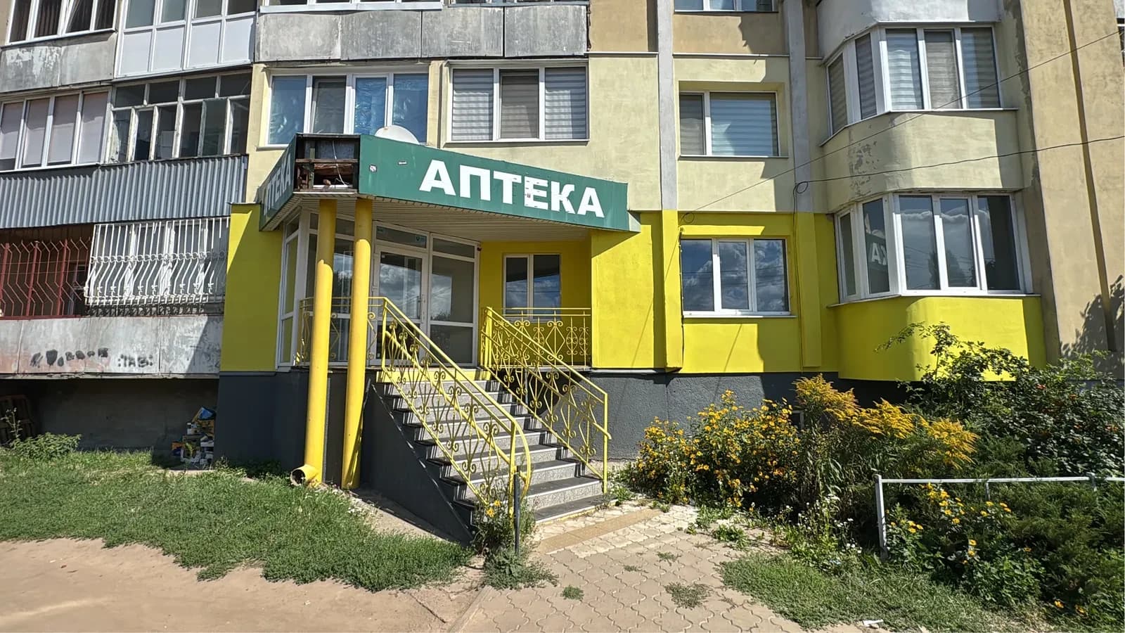Магазин у ЖК Варшавського: активний трафік, фасадний
