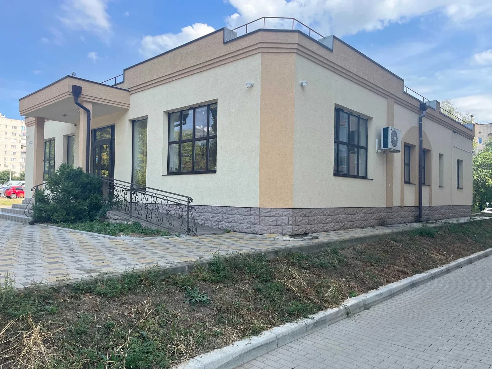 Приміщення, Ладижин: фасадне, реконструкція 2020 року, паркування - фото 5