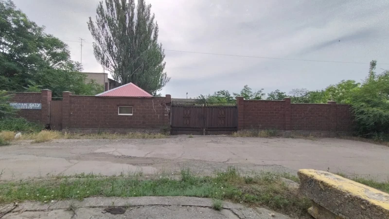 База, Покров: бокси 860 м², обладнання для обробки каменю