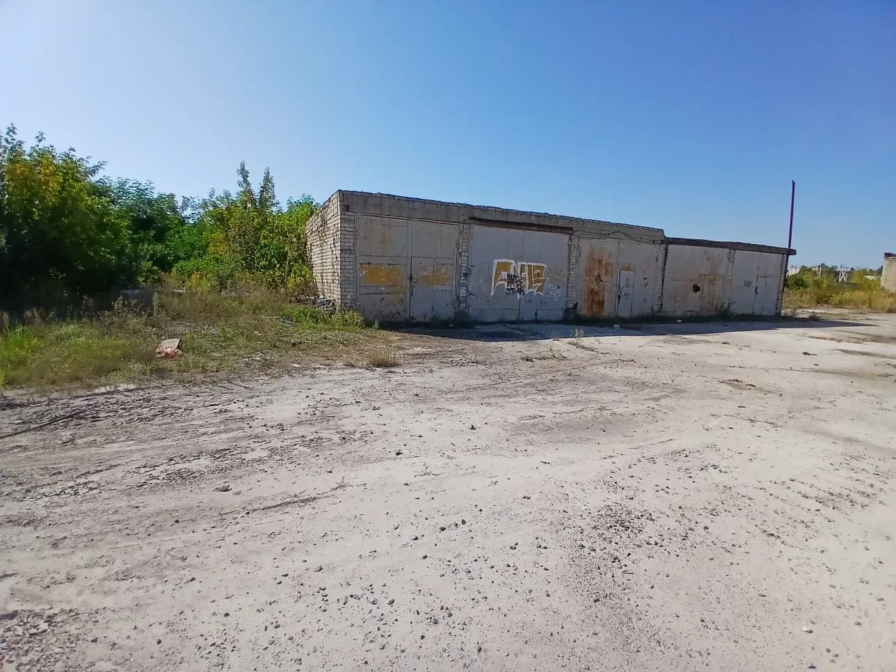 Ділянка 60 соток, Нетішин: бетонований майданчик, гаражі - фото 3