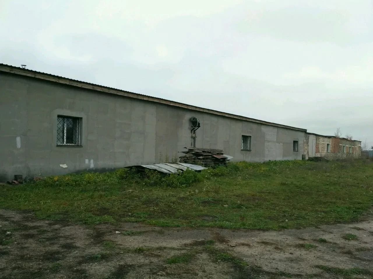 Будівля корівника, Мала Снітинка: 4 ворота, обладнання для пінопласту