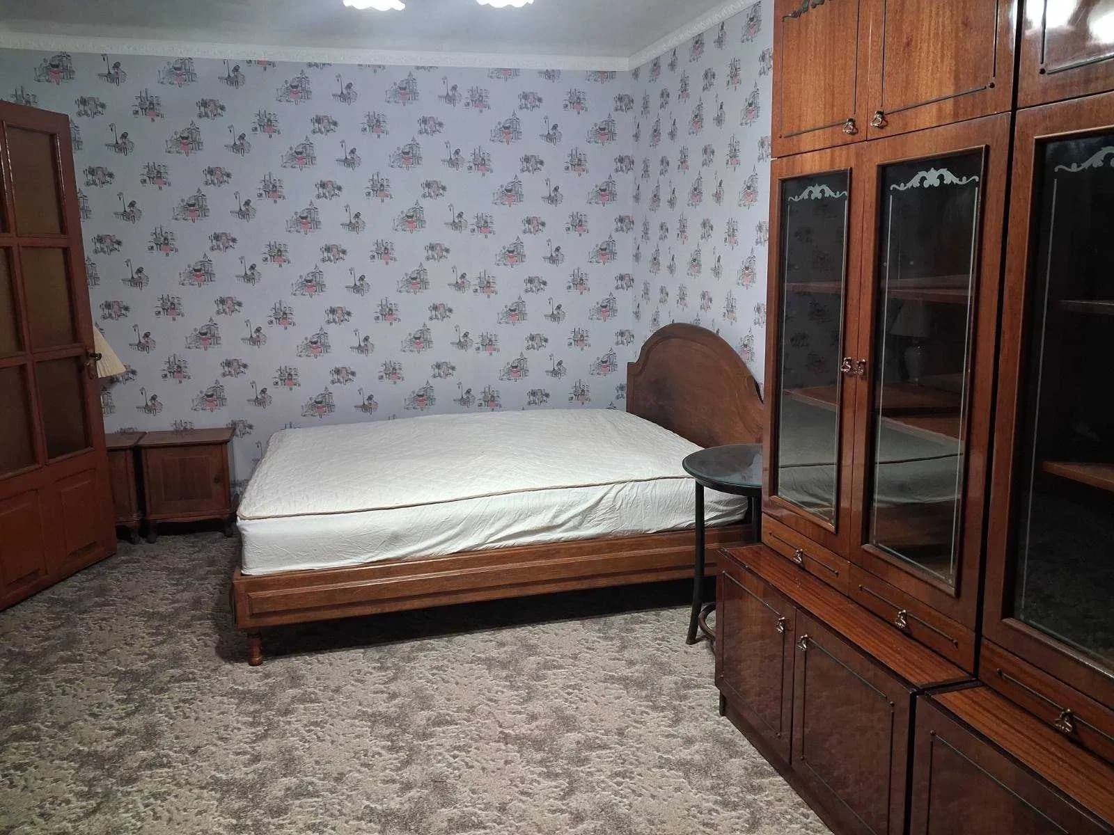3-кімнатна квартира, Шевченківський: косметичний ремонт, з меблями