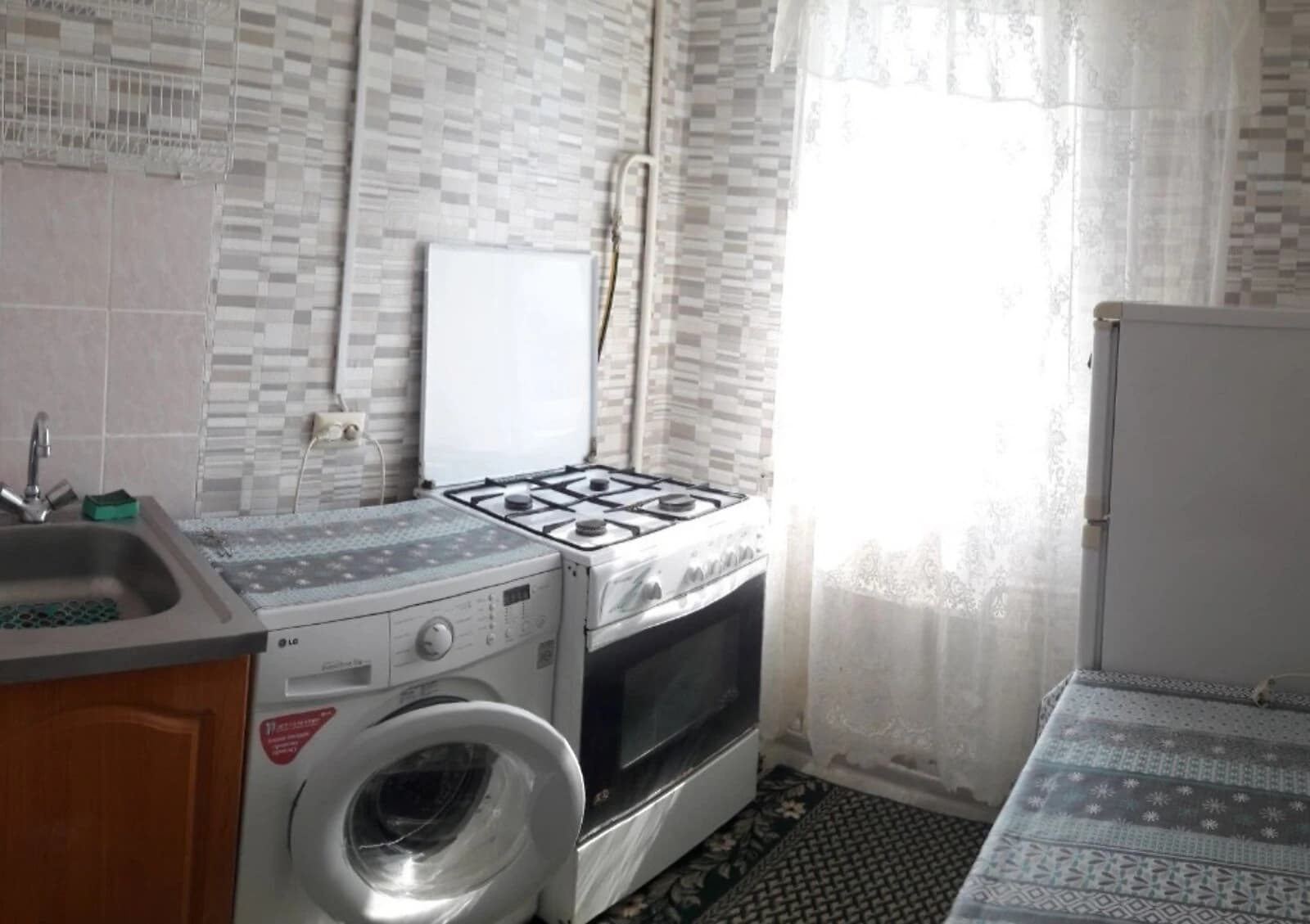 1-кімнатна квартира, Курсаки: цегляні стіни, внутрішній двір - фото 2