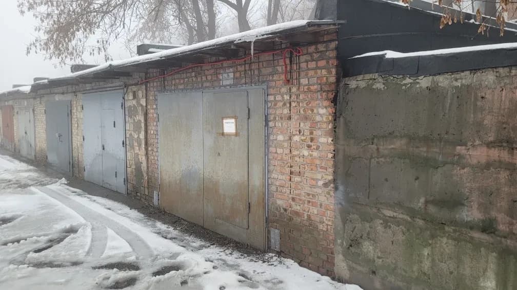 Гараж у кооперативі Лада-2: двоповерховий, зручний заїзд - фото 3