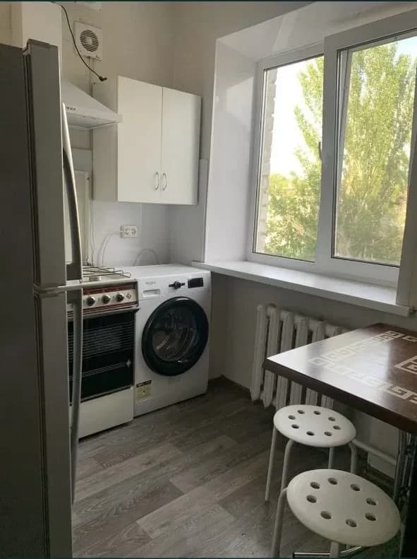 2-кімнатна квартира, Дніпровський: косметичний ремонт, техніка