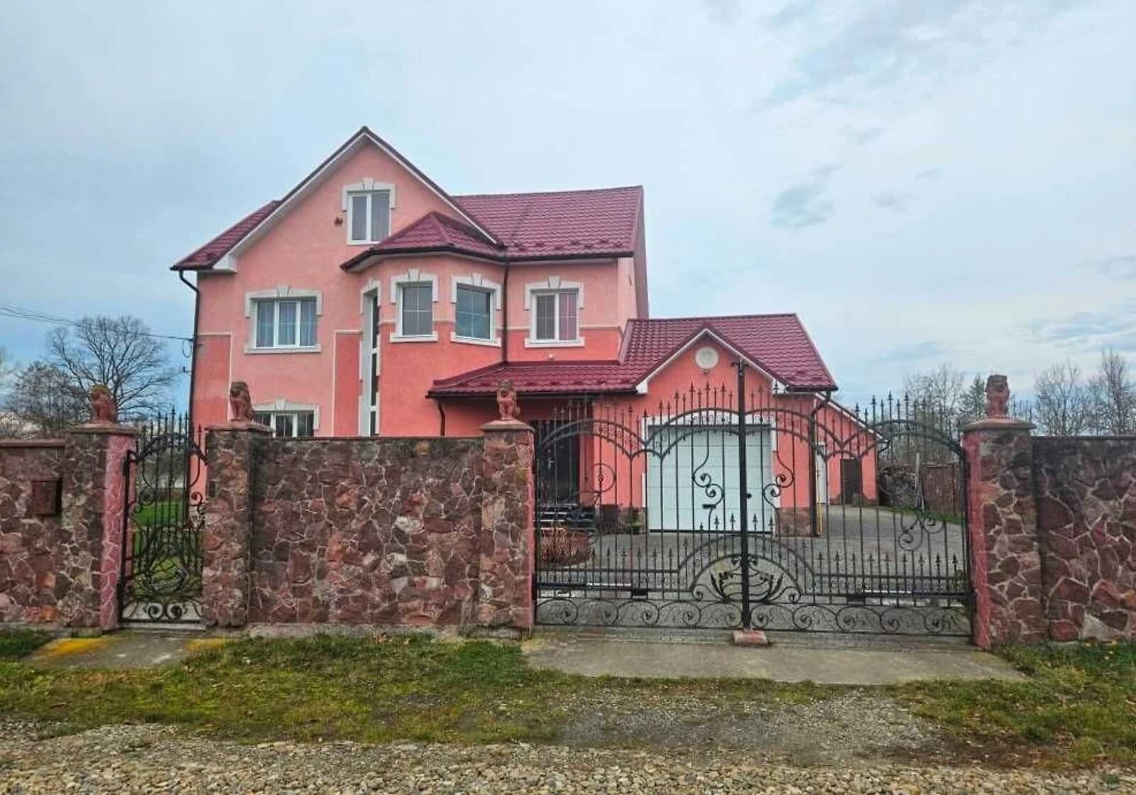 Будинок, Заплатин: баня, сад, цегляні стіни