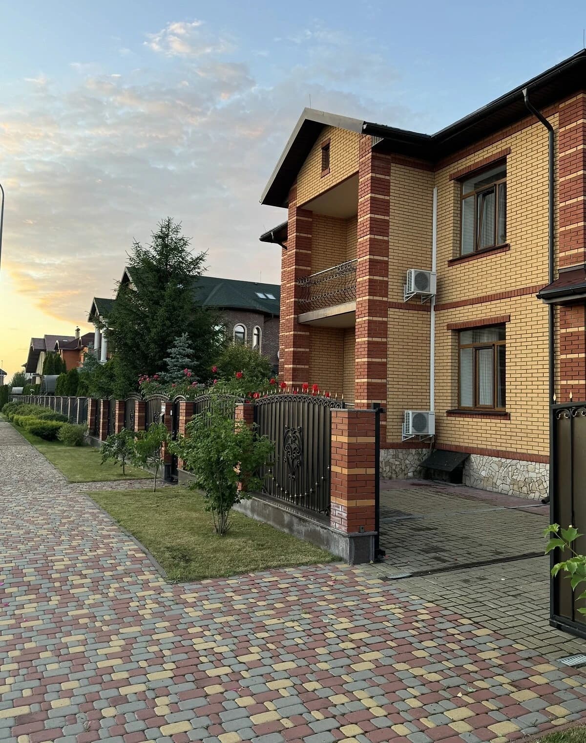 Будинок, Київ: гараж із підвалом, тераса, територія під охороною - фото 2