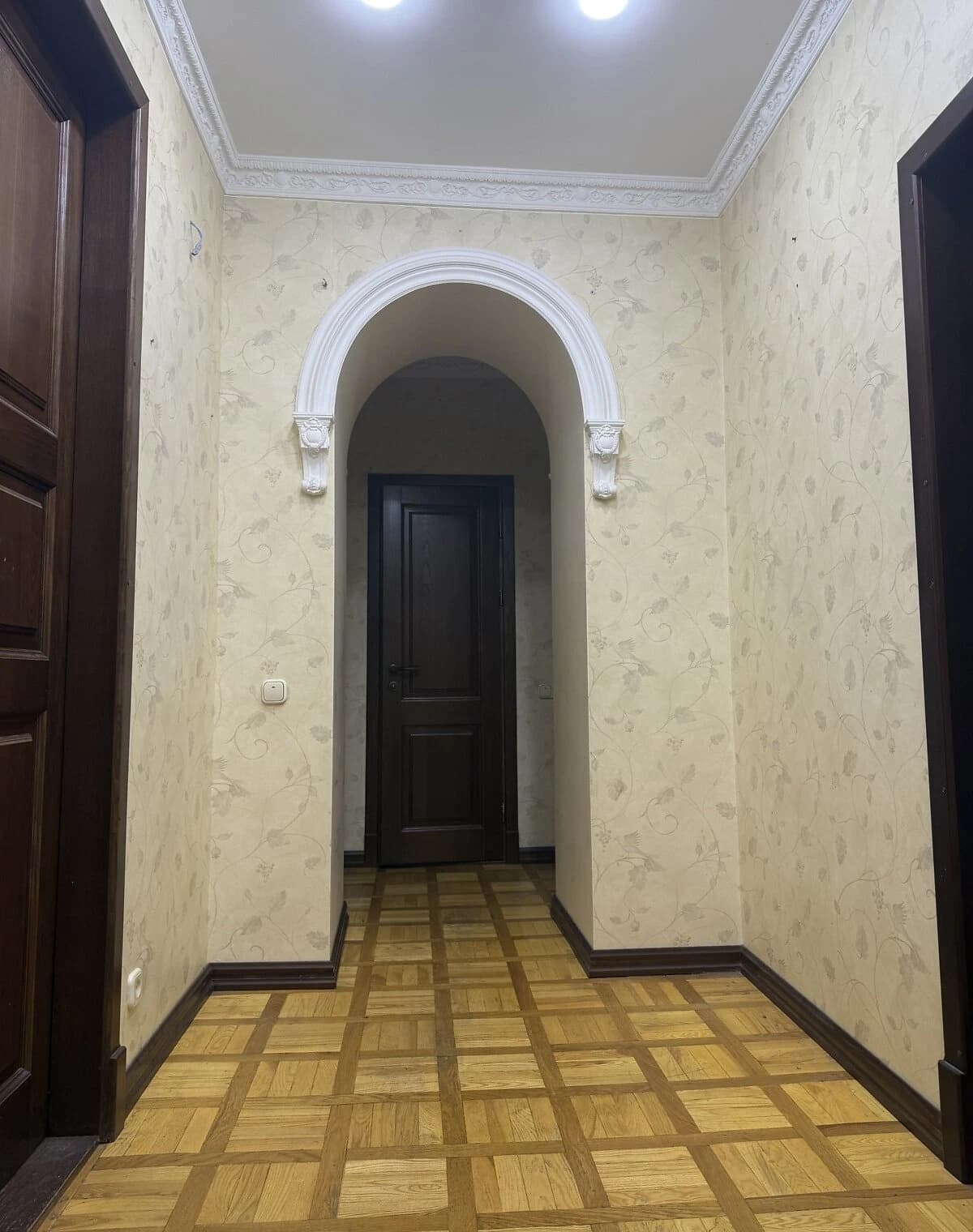 4-кімнатна квартира, вулиця Гончара Олеся: 2 санвузли, паркомісце