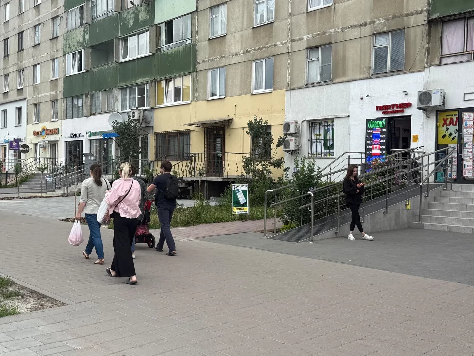 Приміщення, Сихівський: фасадний вхід, ринок «Іскра» - фото 1