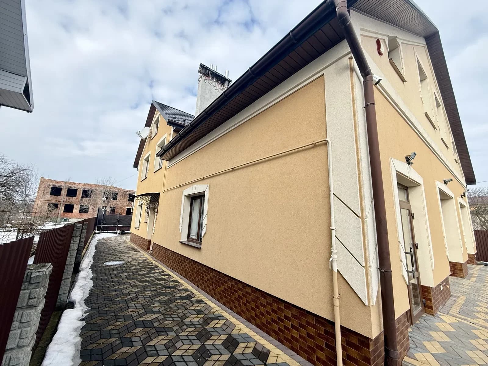 Будинок, Самбір: два окремі входи, сонячні панелі - фото 4