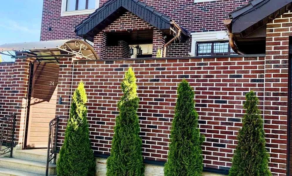 Будинок, Дарницький: бомбосховище, генератори, паркінг на 4 авто